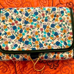 Travel cosmetic case